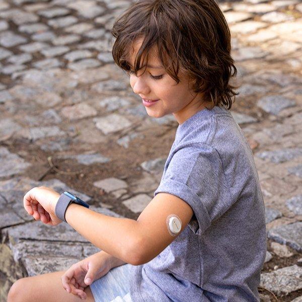 Enfant vérifiant ses taux du glucose sur une Apple Watch.